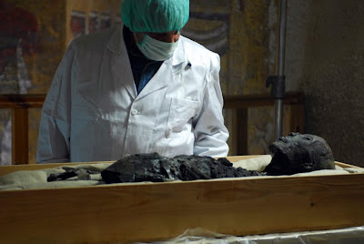             2025 Dr. Hawass Examines the Mummy of King Tutankhamun.jpg